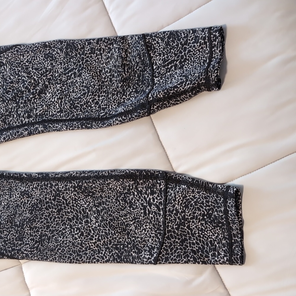 Lululemon Black And White Pattern Leggings - Picture 8 of 9